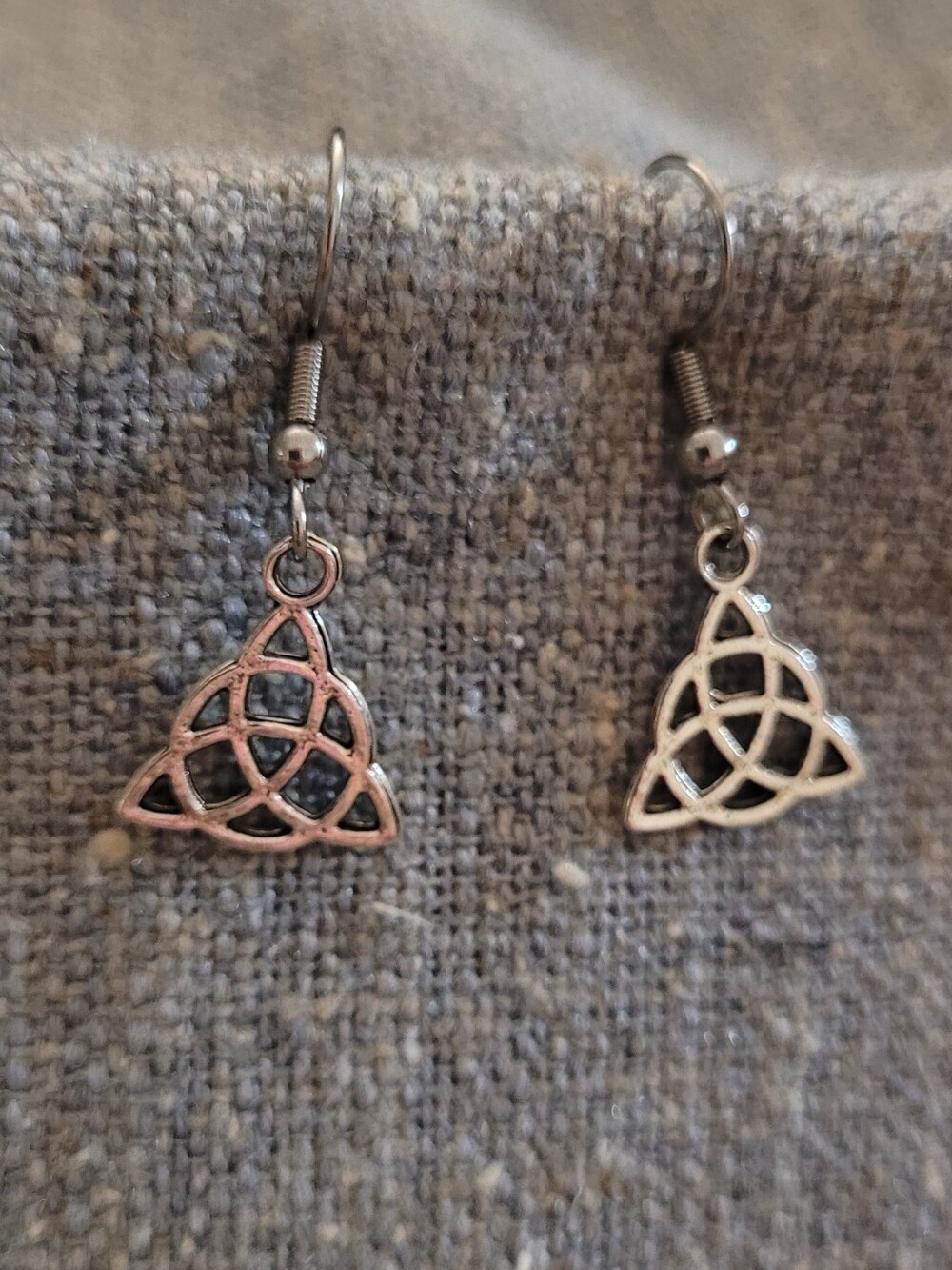 💜2 for $10💜 Bundle and save Silver Tone Celtic Trinity Knot Dangle Earrings